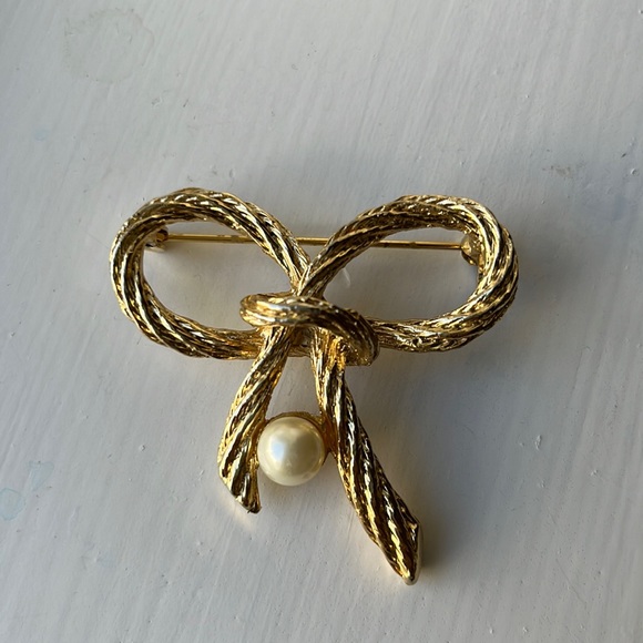 Vintage Jewelry - Gold tone bow pin